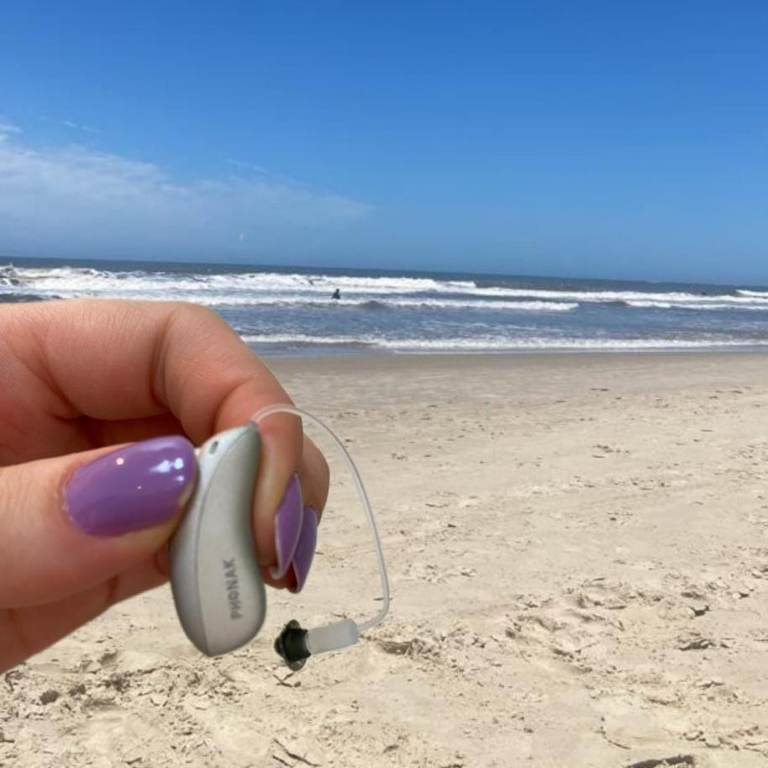 Cuidados com aparelho auditivo no verão